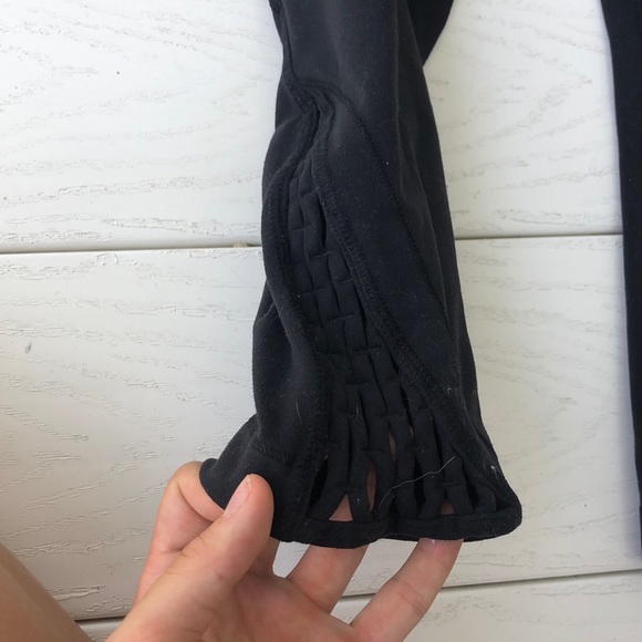 Black cropped lululemon leggings - Picture 2 of 4